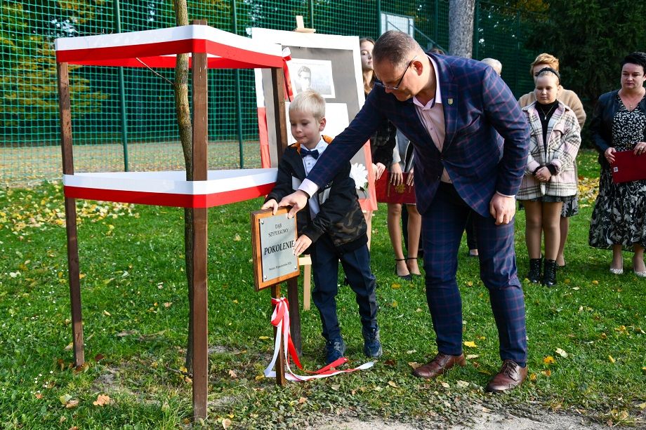 Strzelce: Wkopali dąb