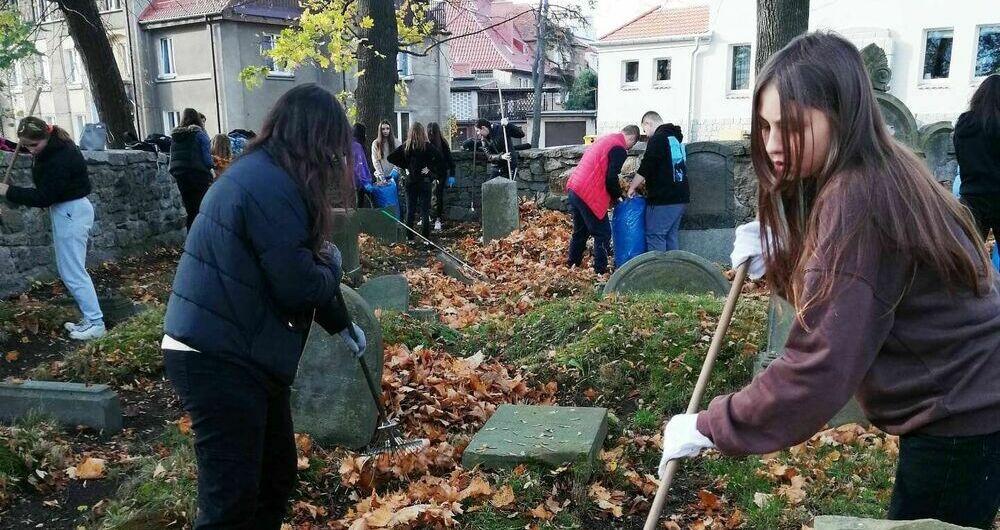 Strzegom: Porządki na cmentarzu