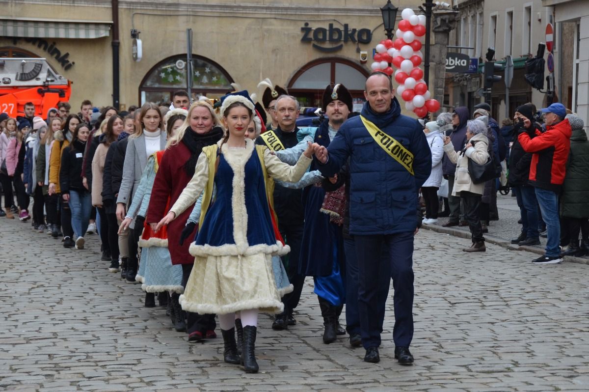 Świdnica: Polonez maturzystów
