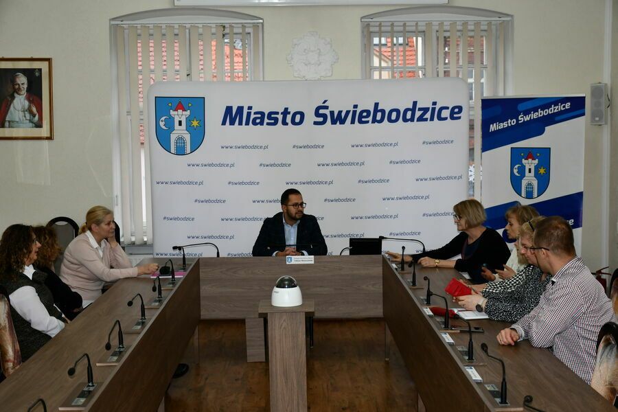 Świebodzice: Opaski dla uczniów