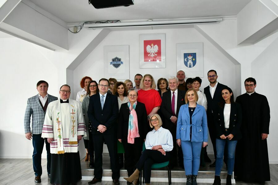 Świebodzice: Sztandar dla szkoł