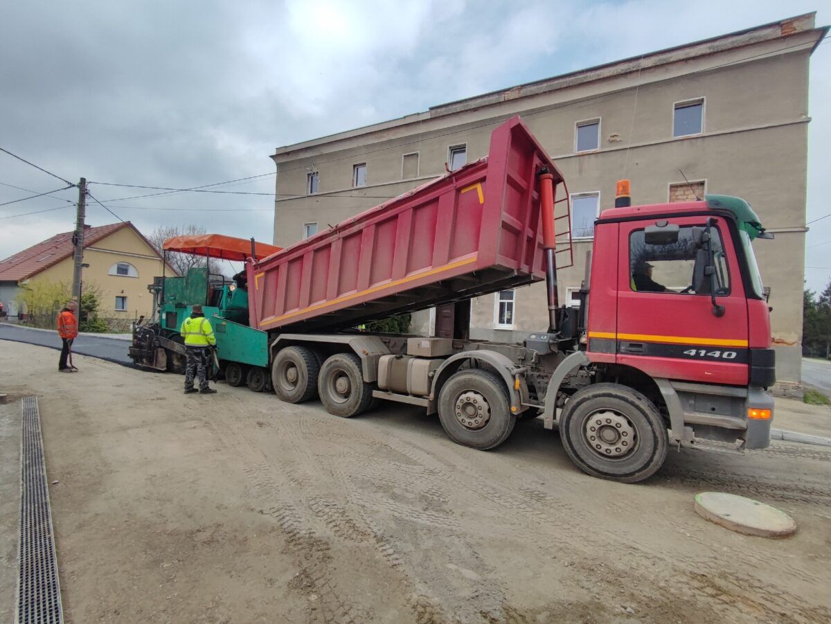 Zebrzydów: Nowa nawierzchnia przy remizie