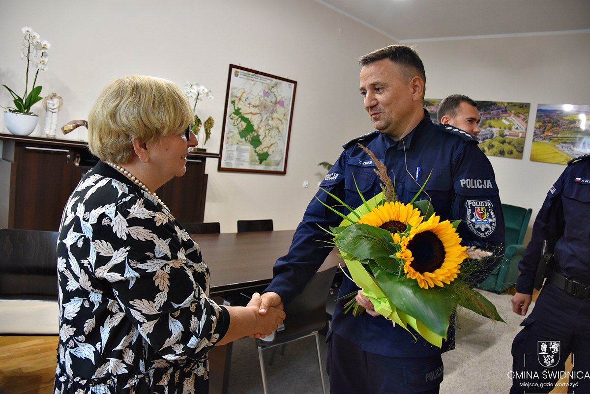 Gmina Świdnica: Policjanci w urzędzie