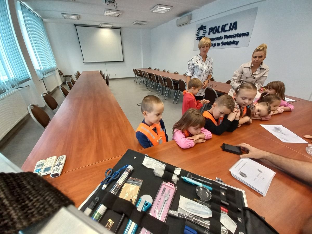 Świdnica: Zobaczyły jak pracuje policjant