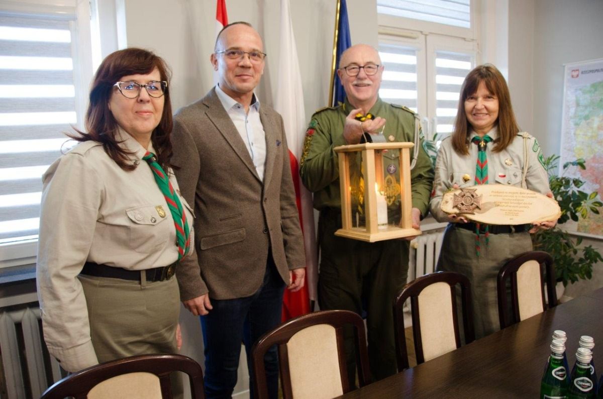 powiat świdnicki: Światełko Betlejemskie u starosty