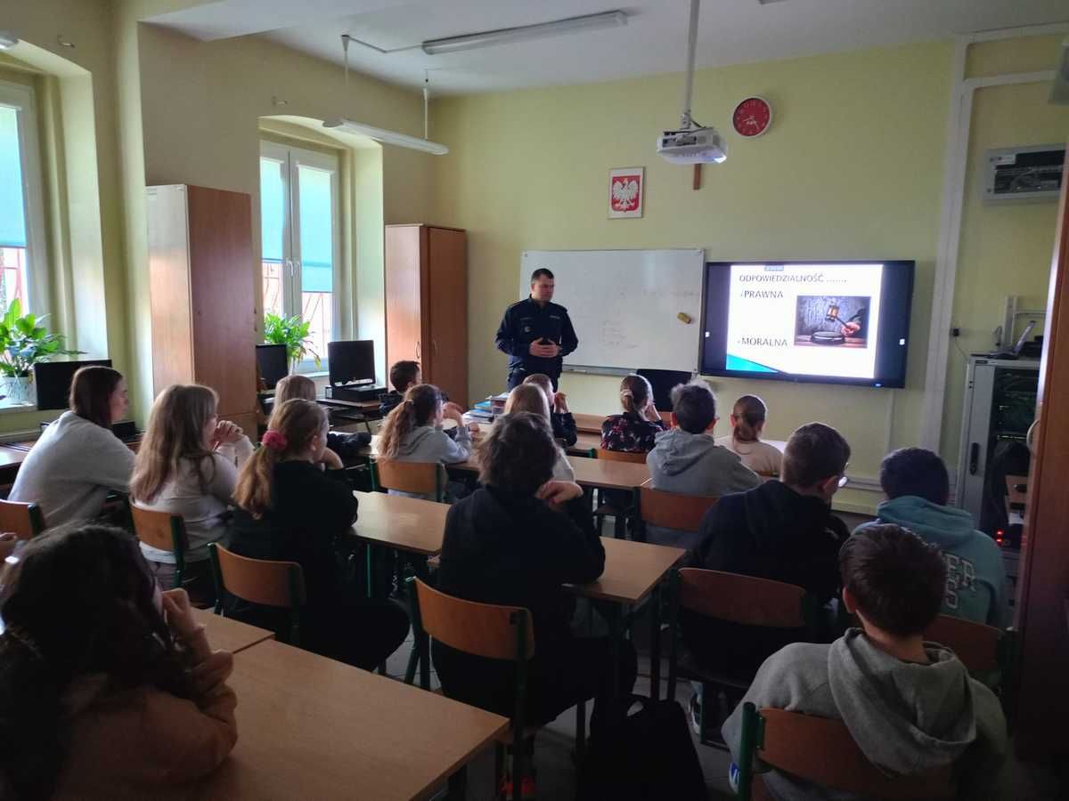 Strzelce: Policjant przy szkolnej tablicy