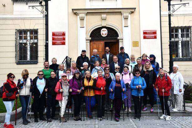 Świebodzice: Marsz Nordic Walking w ramach Senioraliów
