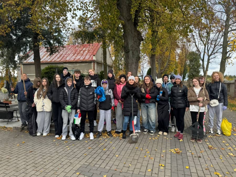 Jaworzyna Śląska: Porządkowali cmentarz