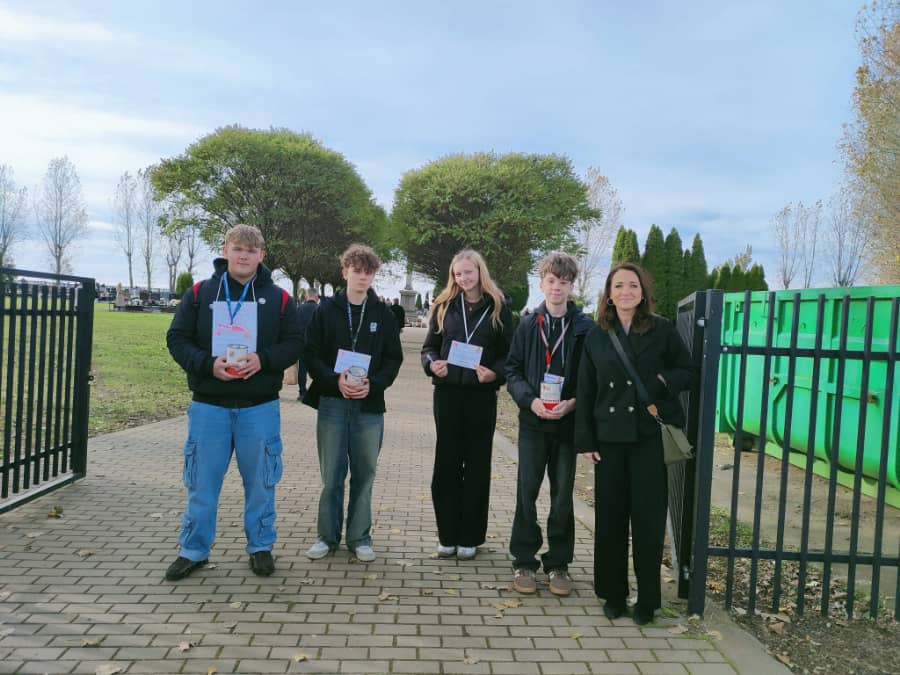 Jaworzyna Śląska: Kwestowali na cmentarzach