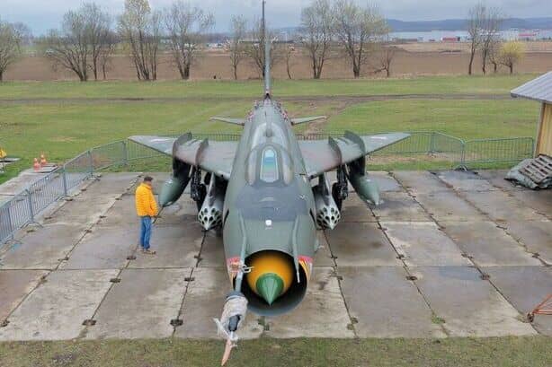 Świebodzice: Samolot Su–22M4 już w pełnej okazałości