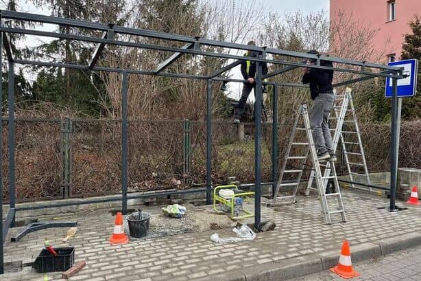 Świebodzice: Trwa montaż wiat przystankowych