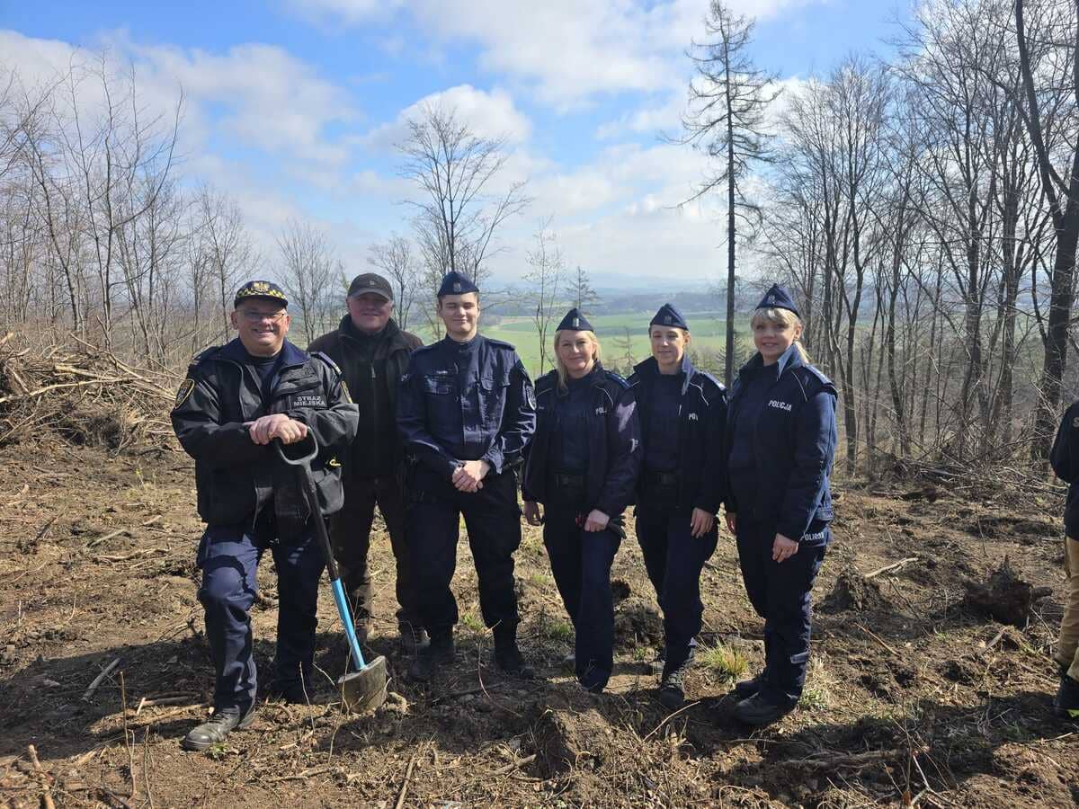 Świdnica/powiat świdnicki: Policjanci włączyli się w akcję ekologiczną